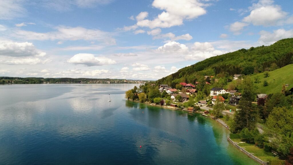 Badeplatz mit Badehaus, Boje und Steg – Weyregg/Attersee - Bild 1